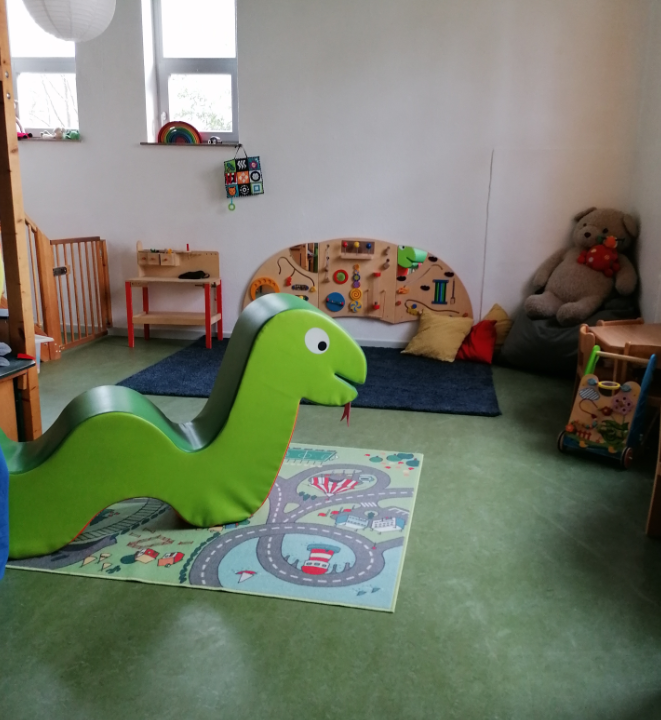 Das Kinderspielzimmer mit Spielzeug und bunter Einrichtung