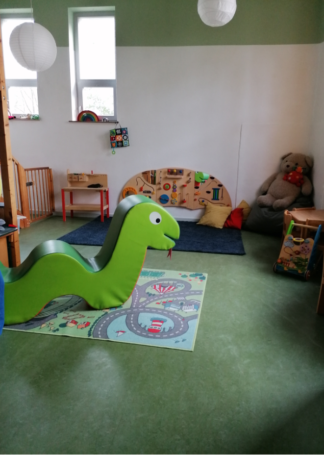 Das Kinderspielzimmer mit Spielzeug und bunter Einrichtung