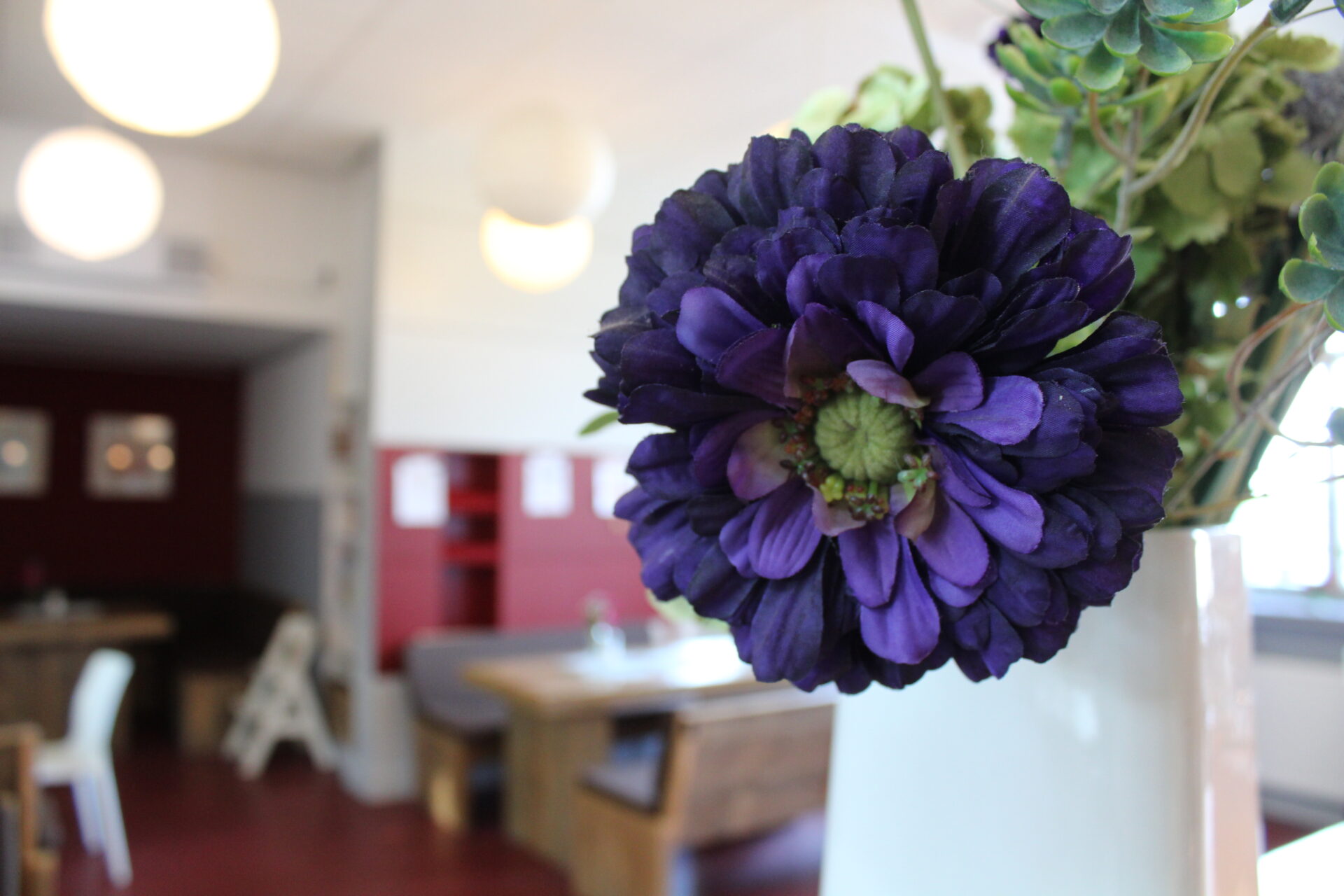 Dekorative Blume im Café