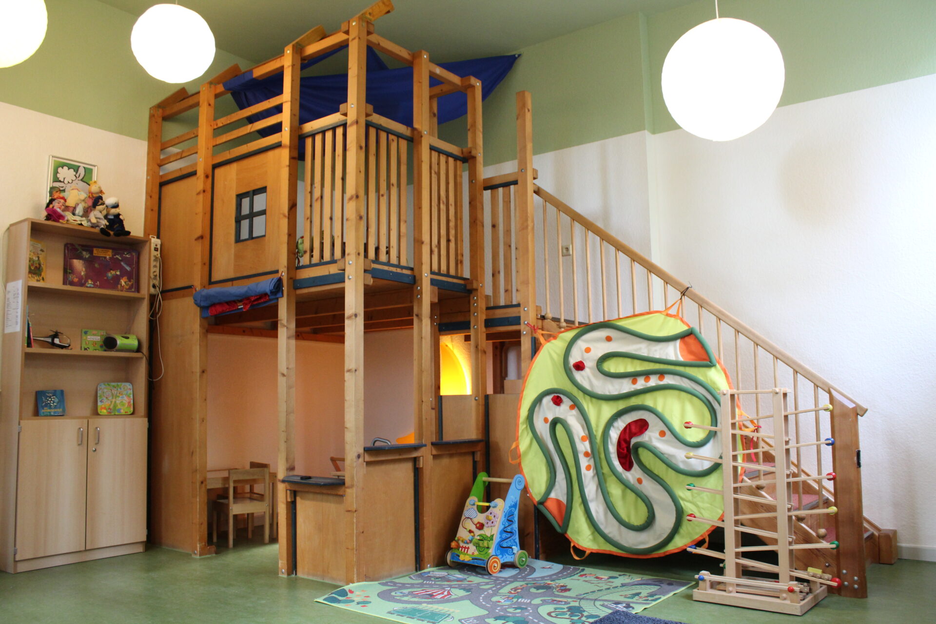 Kinderzimmer mit Spielhaus